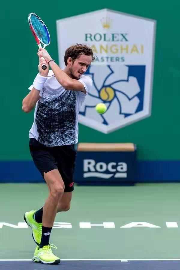 西班牙网球队翻盘日本网球队,费德勒关键制胜的简单介绍 西班牙网球队翻盘日本网球队,费德勒关键制胜的简单介绍