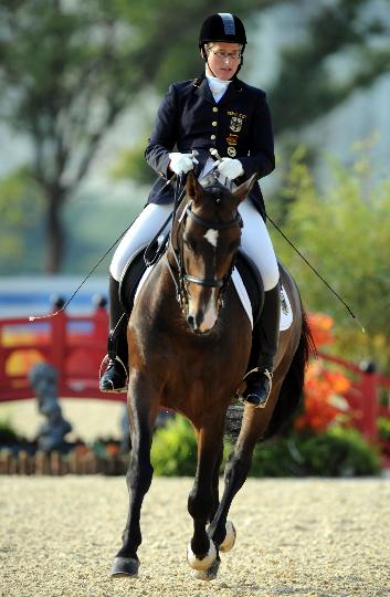 马术比赛中德国选手身姿优雅