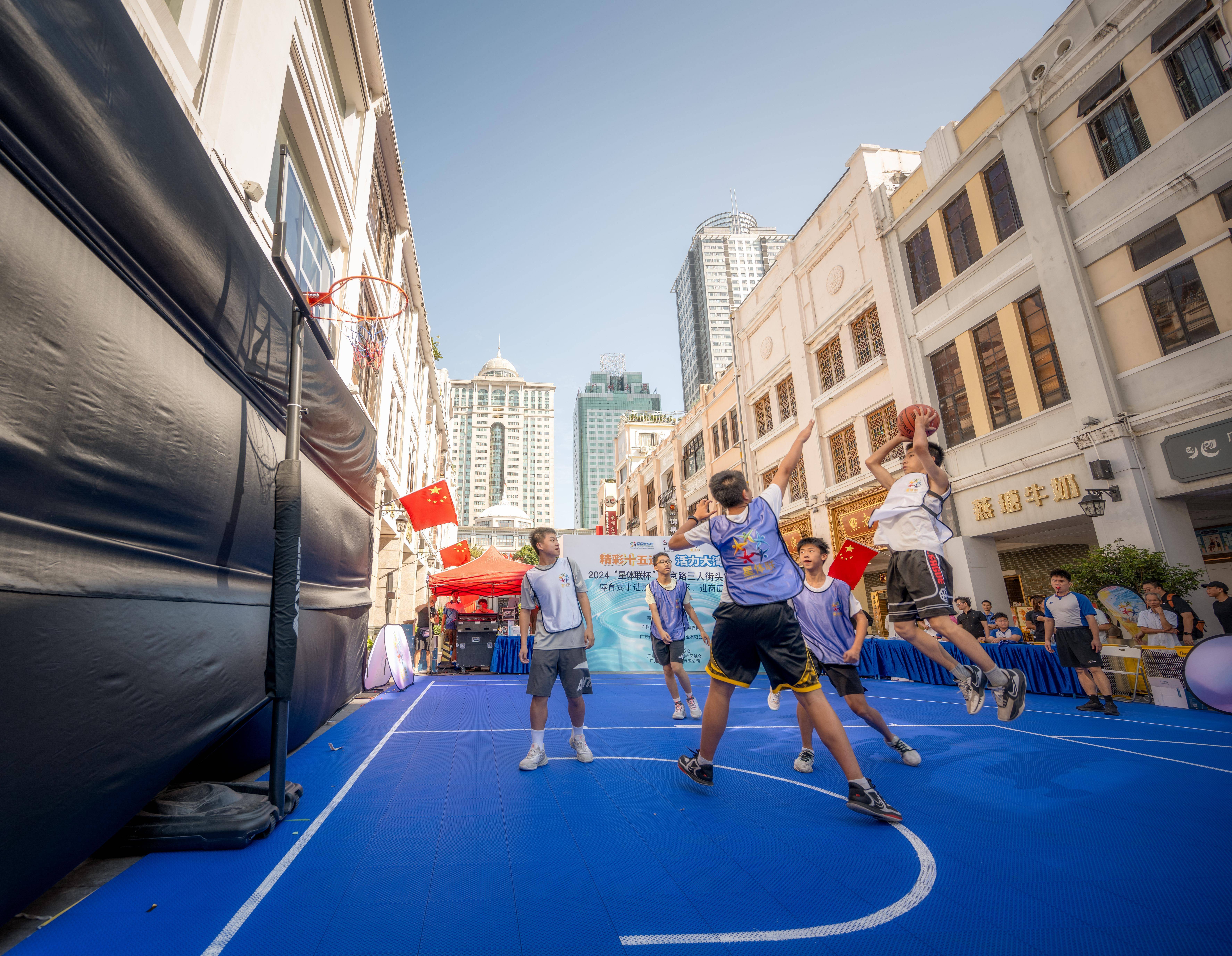 精彩瞬间频现，球场气氛火爆的简单介绍