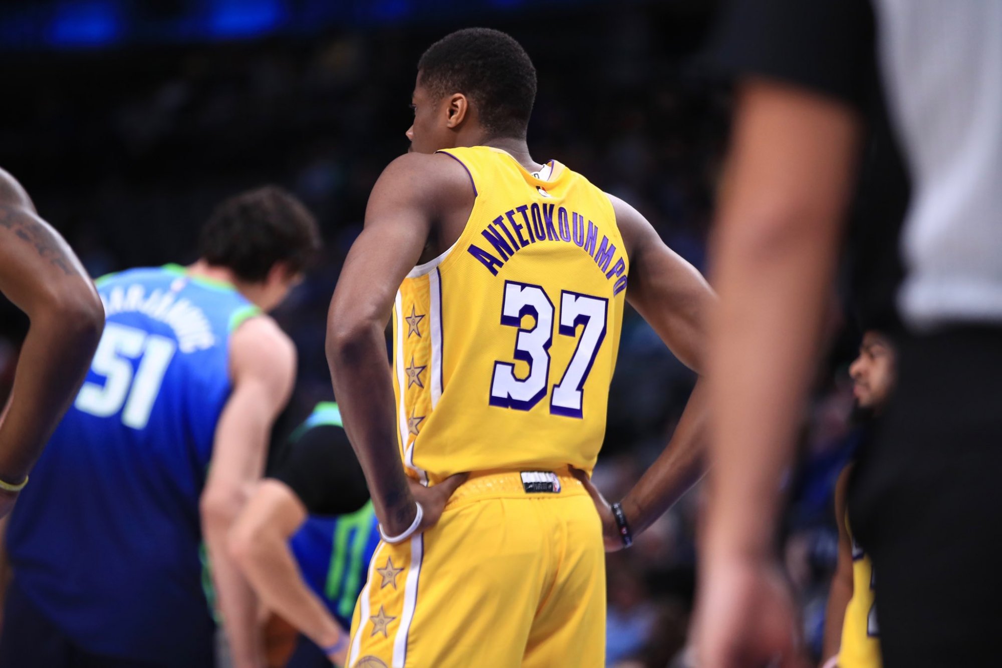 美国男篮血洗湖人，萨姆·米切尔送出助攻的简单介绍