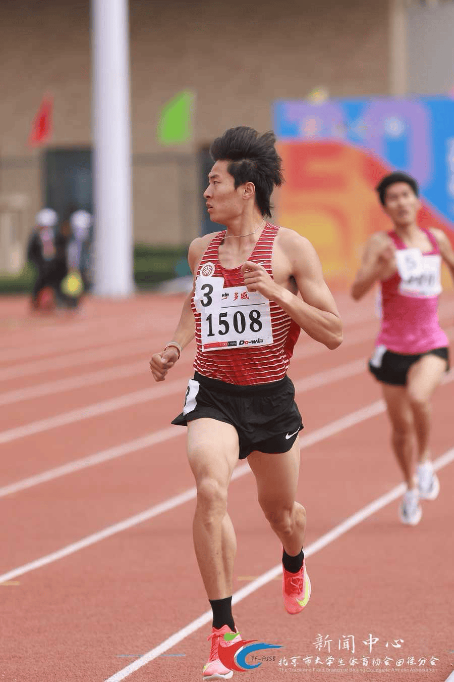 包含田径选手突破自我极限，飞奔前行的词条