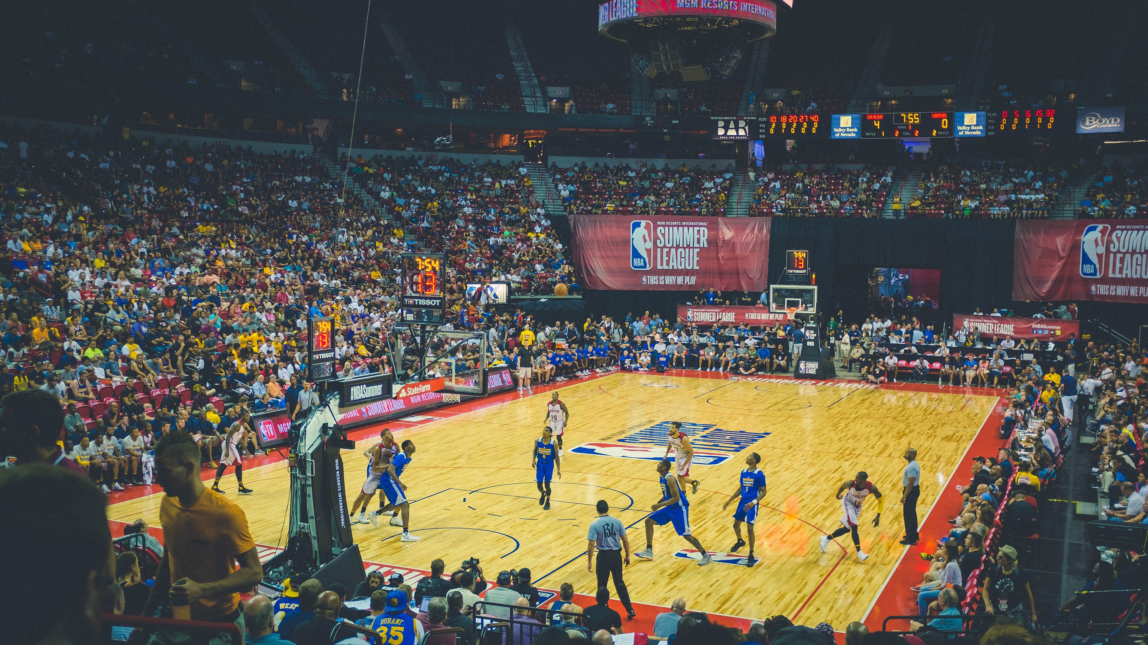 赛道轰鸣与球场碰撞，F1新赛季揭幕战之夜与锡安的持续杀伤力