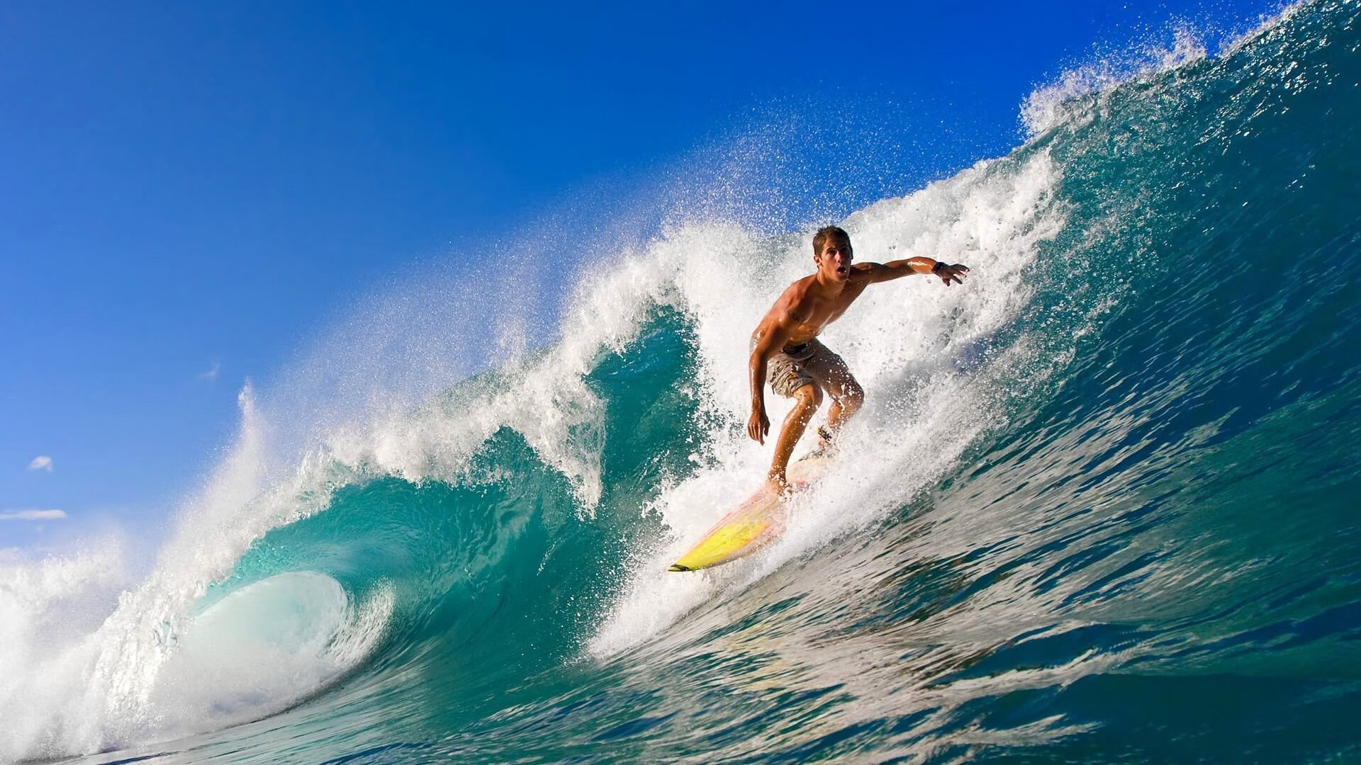 绝杀时刻，塞恩斯领衔红牛车队，一役定乾坤